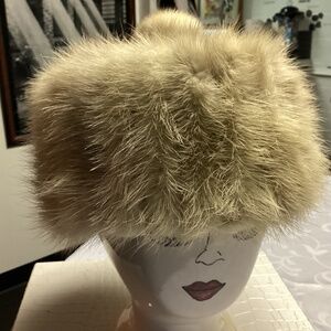 Fur hat designed by a LAURA absolute gorgeous, beautiful, beautiful style vintag